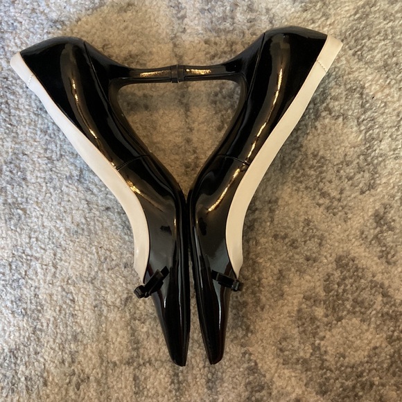Anne Klein iFlex tuxedo inspired Heels - Picture 3 of 5